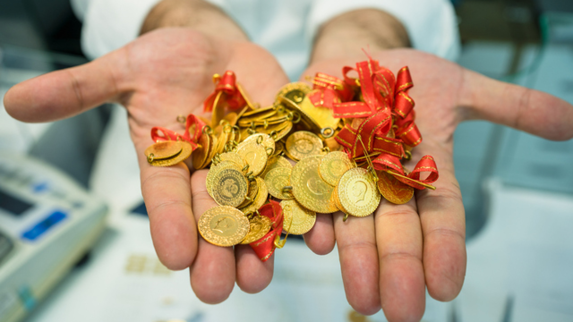 CANLI ALTIN FİYATI 28 OCAK 2026: Altın rekora yakın seyrediyor! Bugün Cumhuriyet altını, 22 ayar bilezik, tam, yarım, çeyrek altın ve gram altın ne kadar?