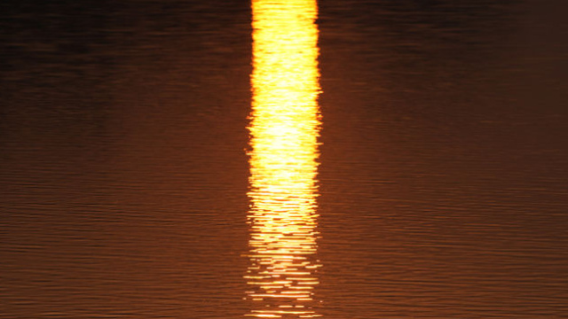 Nur içinde mi yatsın, yoksa ışıklar içinde mi uyusun?
