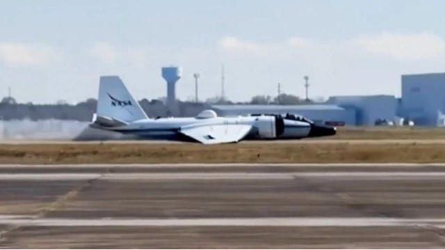 NASA'ya ait uçak acil iniş yaptı