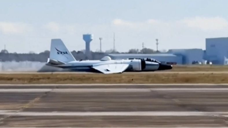 NASA'ya ait uçak acil iniş yaptı