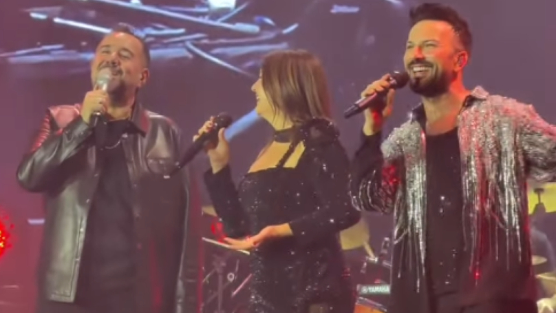 Tarkan'ın sahnesine Sibel Can ve Ata Demirer konuk oldu