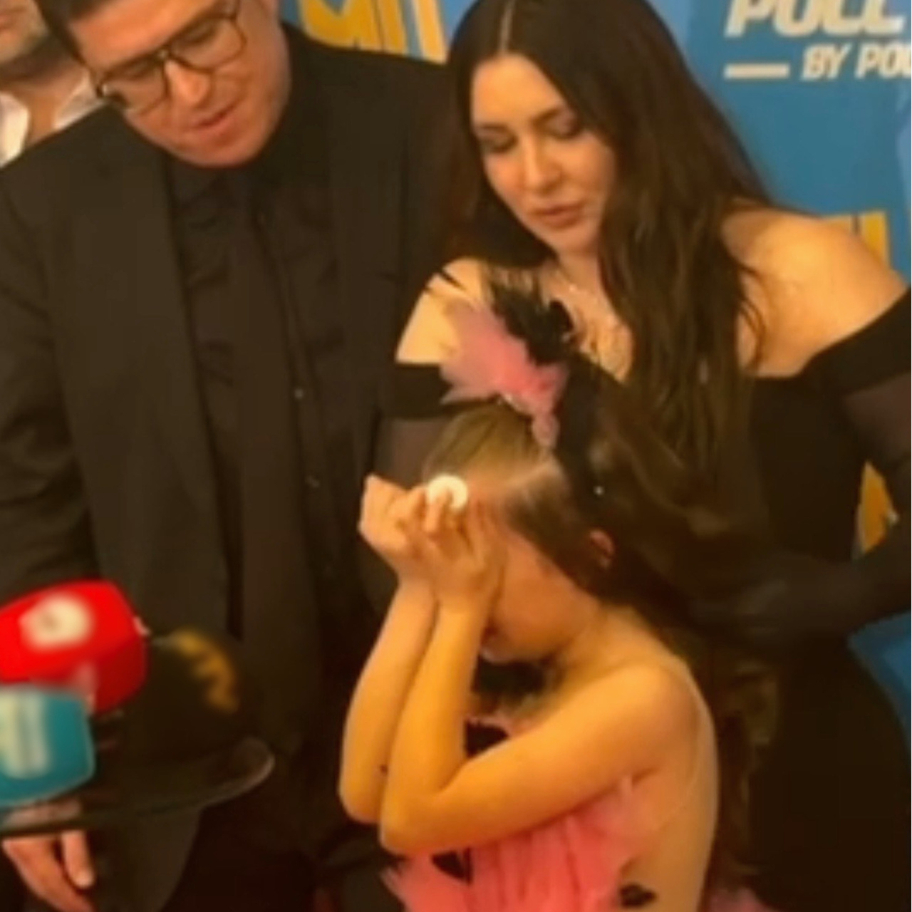 Gözyaşlarına boğuldu