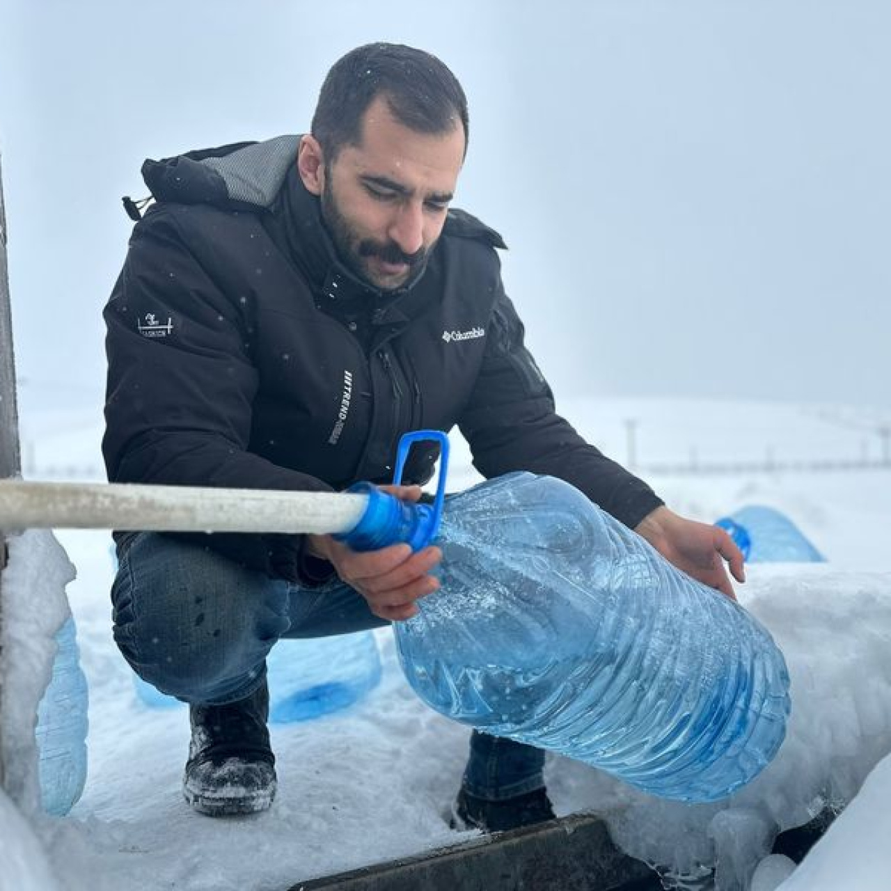 Su hatları dondu, çeşmeden su taşıdılar