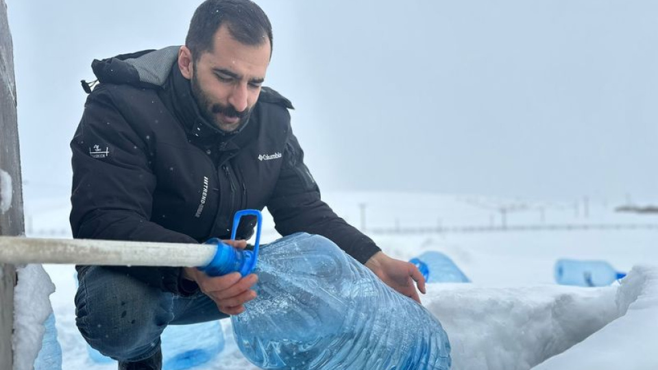 Su hatları dondu, çeşmeden su taşıdılar