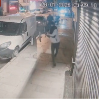 Kalaşnikofla saldırdığı kişi silahı aldı, karşı ateş açtı!