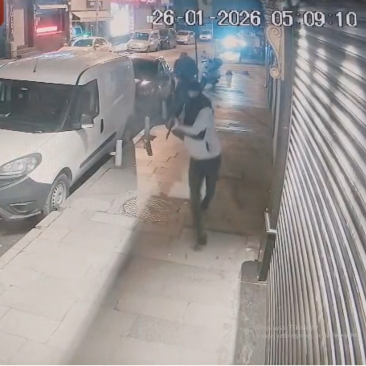 Kalaşnikofla saldırdığı kişi silahı aldı, karşı ateş açtı!