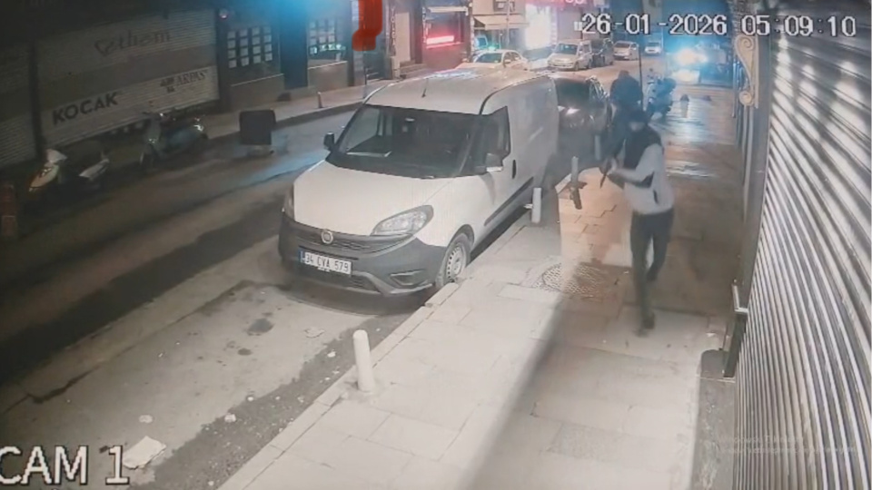 Kalaşnikofla saldırdığı kişi silahı aldı, karşı ateş açtı!