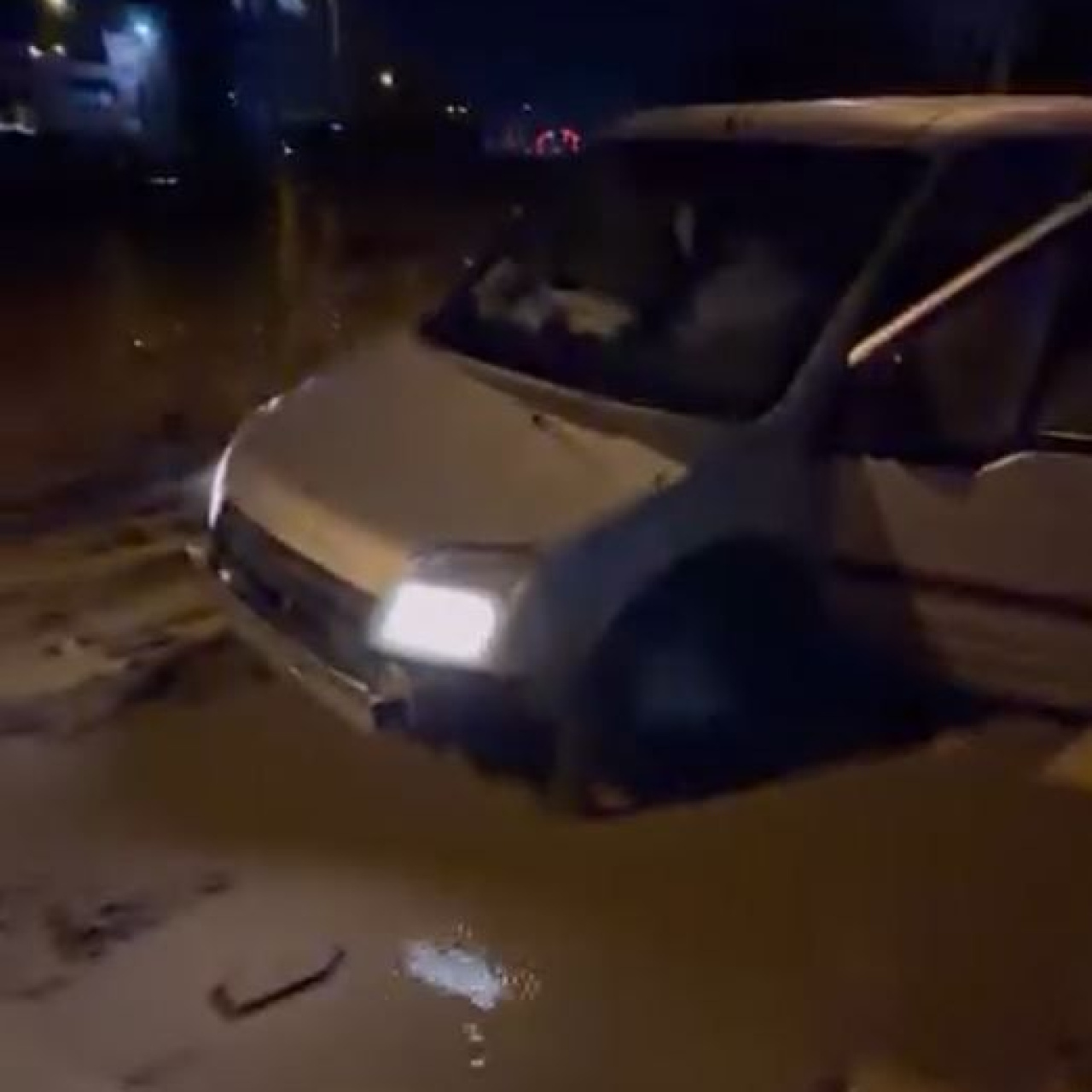 Adana'da sağanak: Araçlar suya gömüldü