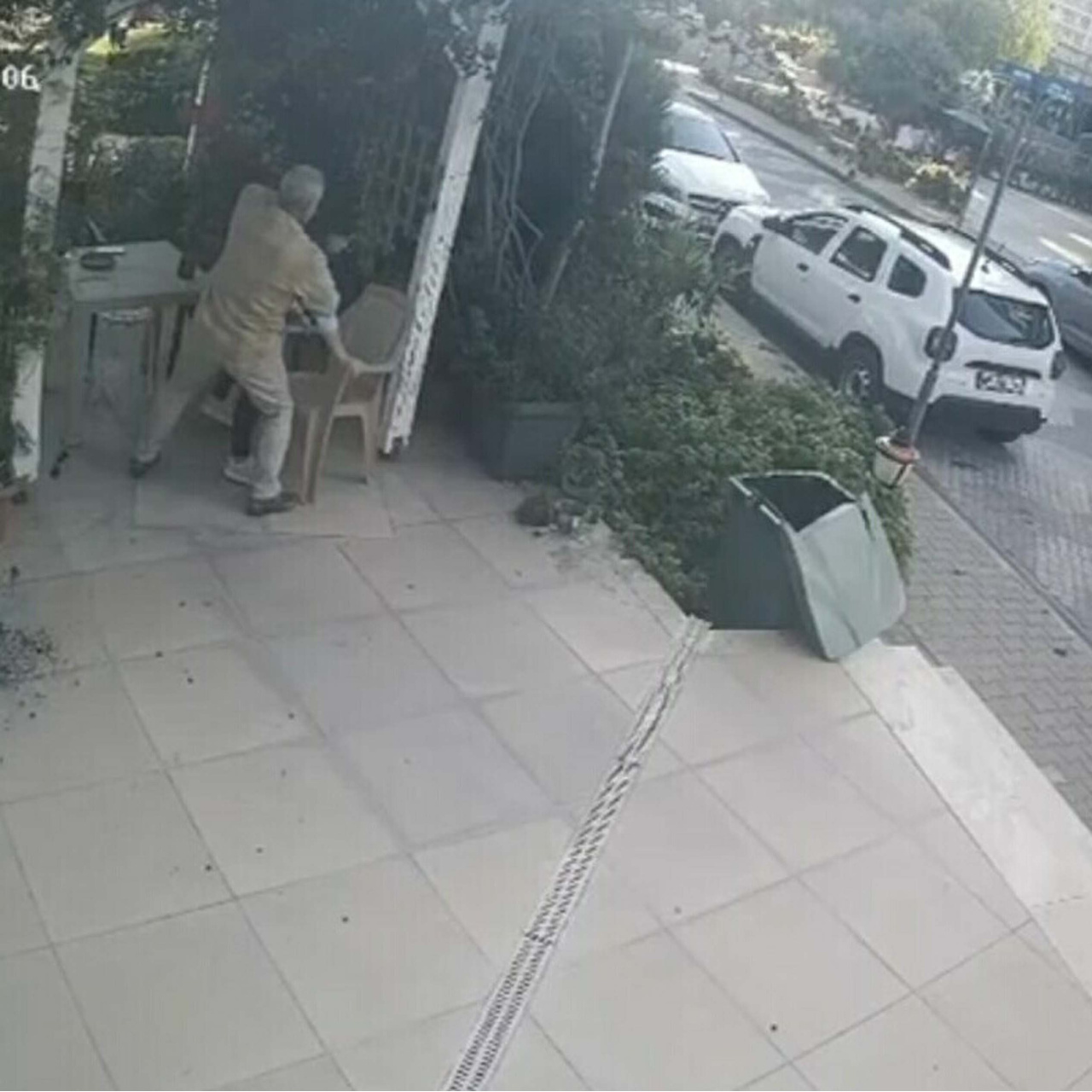 Çiçek yüzünden kadın ortağını dövdü! Tahliye edildi!