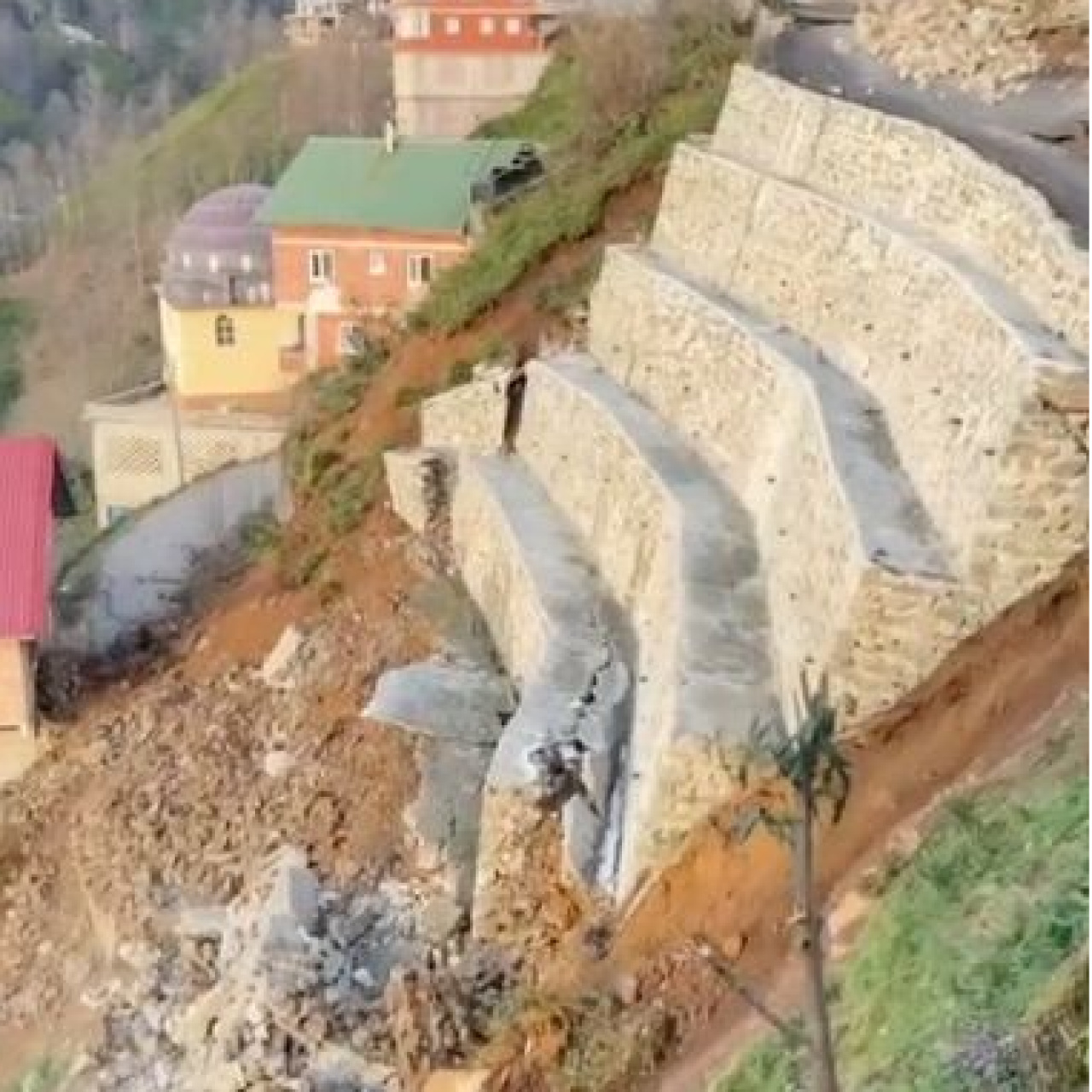 Rize’de heyelan! İstinat duvarı çöktü