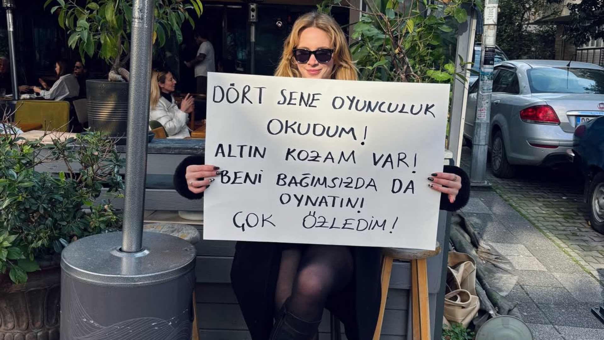 Hayal Köseoğlu, Pankart Açarak Oyunculuk Özlemini Dile Getirdi