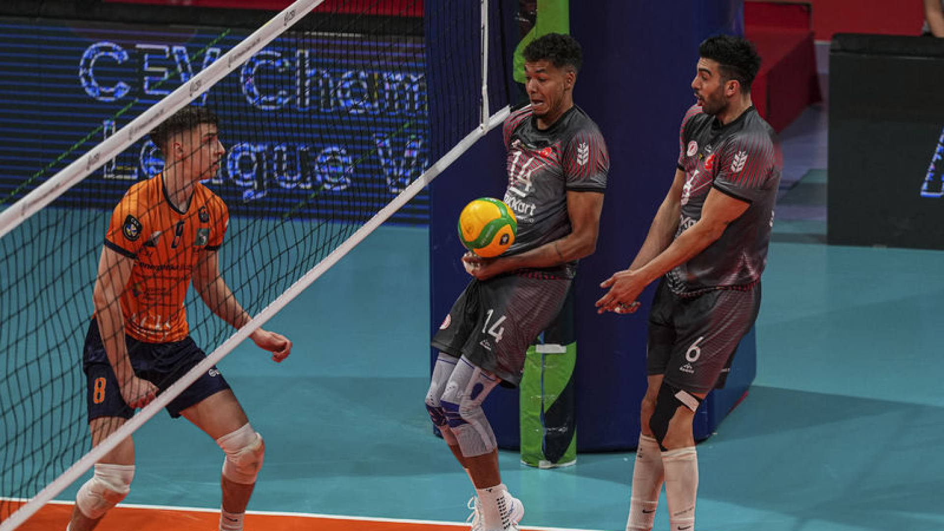 Ziraat Bankkart, ACH Volley'i 3-0 Mağlup Ederek Liderliğini Sürdürdü