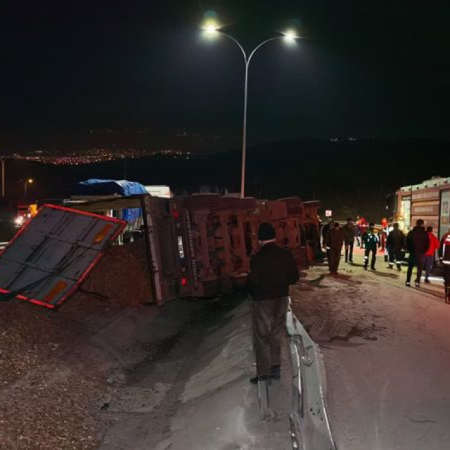 Talaş yüklü TIR devrildi: 1 ölü