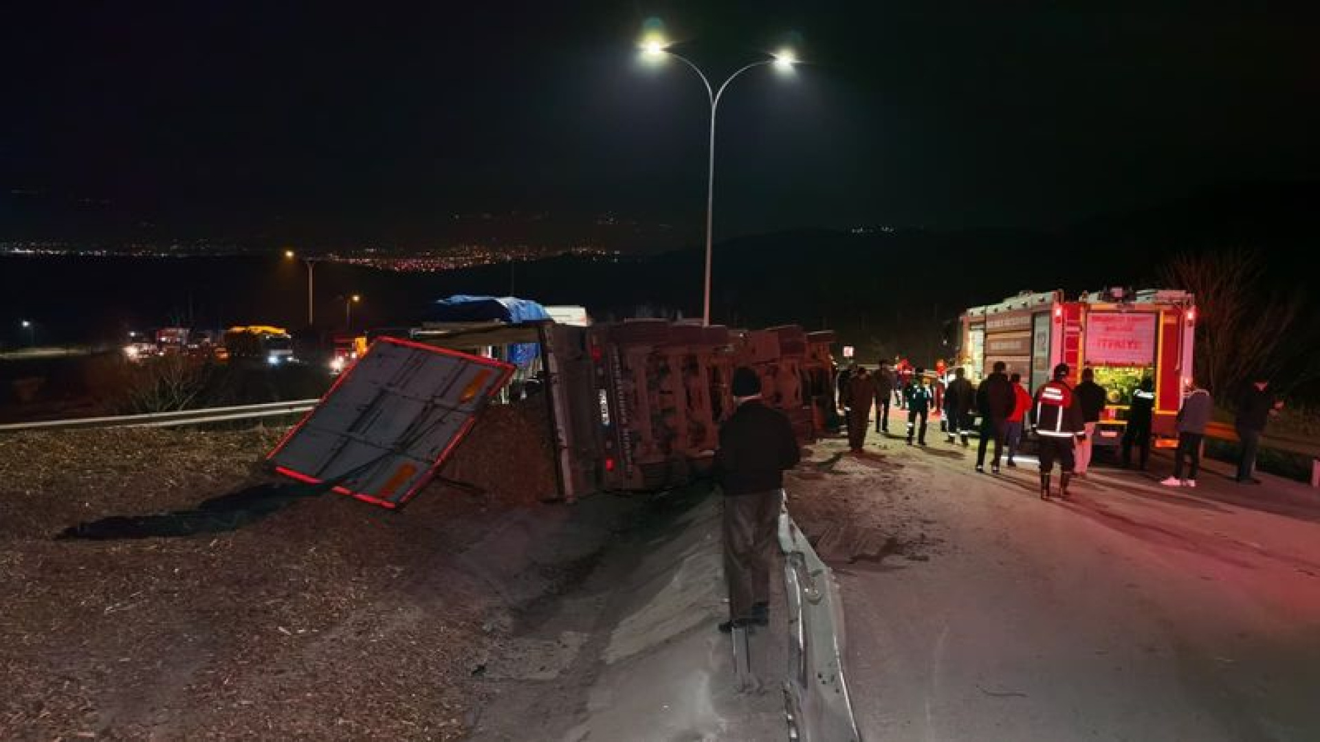 Bursa'da Talaş Yüklü TIR'ın Devrilmesi Sonucu Sürücü Hayatını Kaybetti