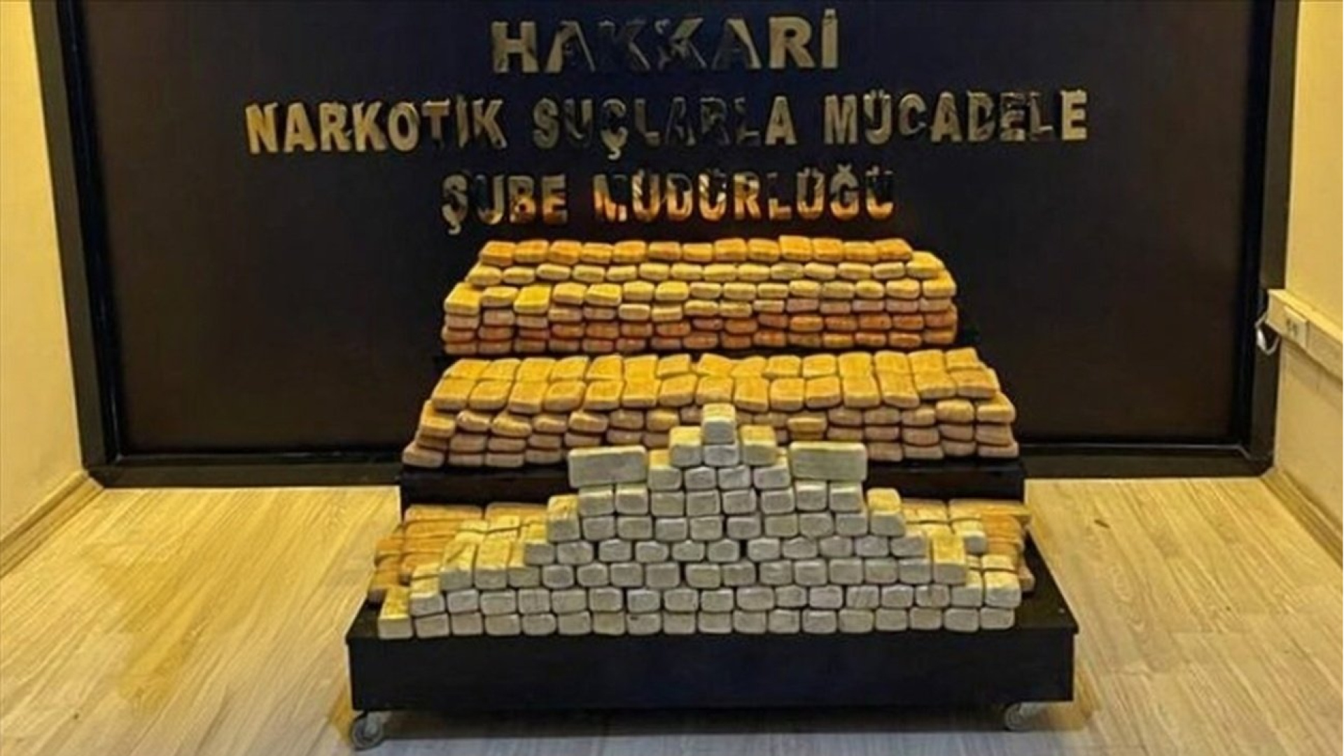 Yüksekova'da Minibüste 63 Kilogram Sentetik Uyuşturucu Ele Geçirildi
