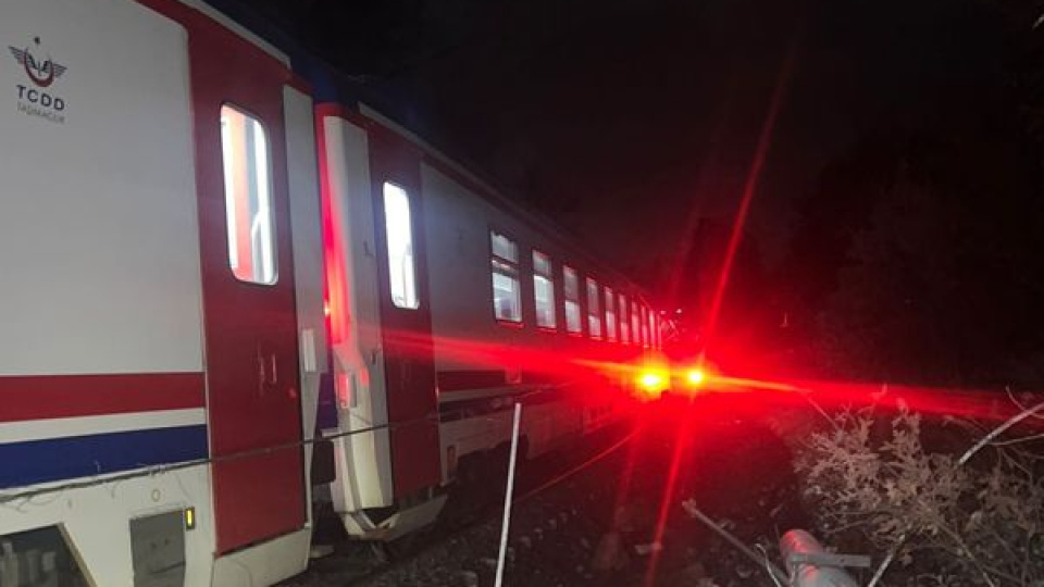 Balıkesir'de toprak kaydı, tren raydan çıktı!