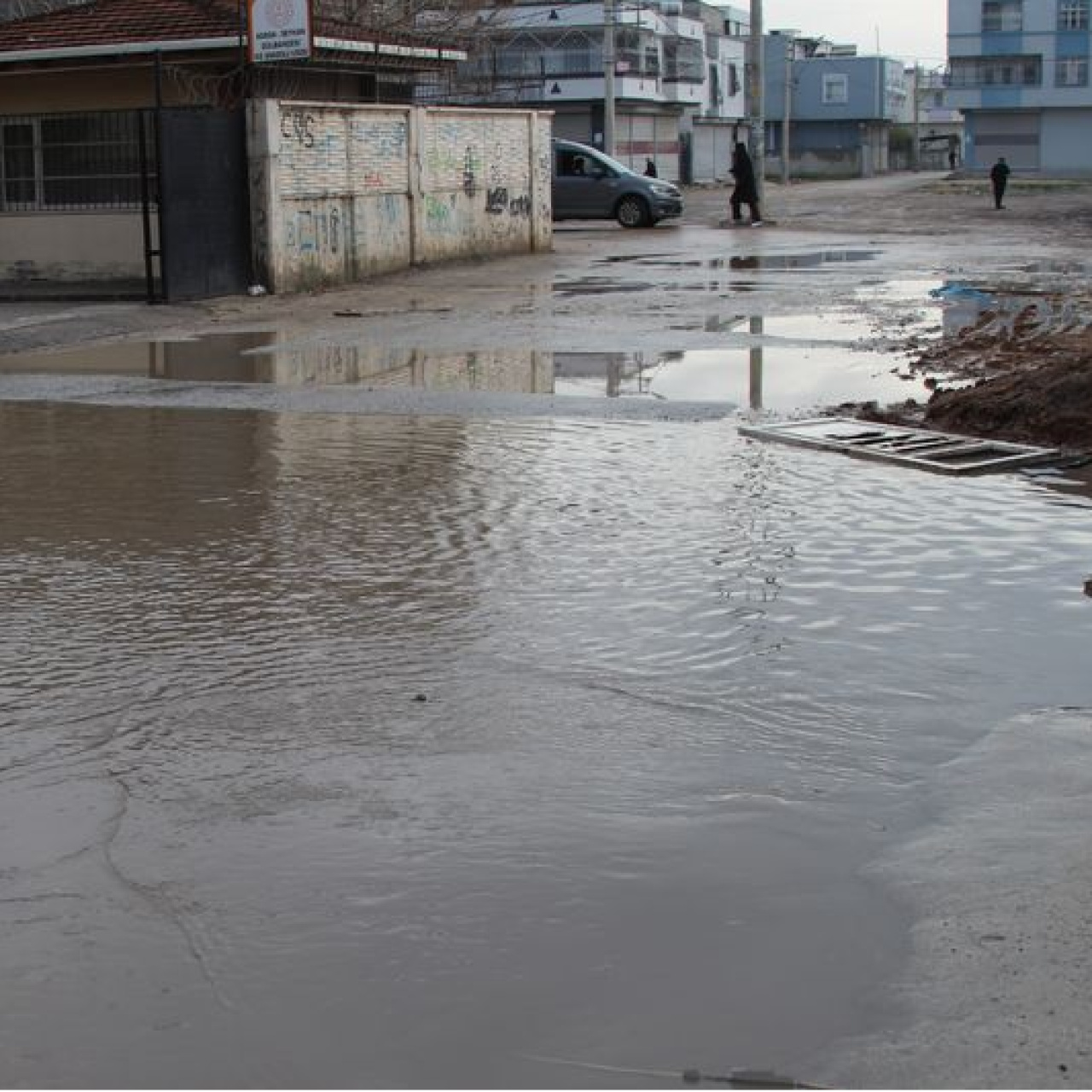 Sokaklar göle döndü esnaf olta attı