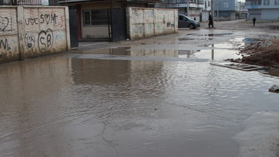 Sokaklar göle döndü esnaf olta attı