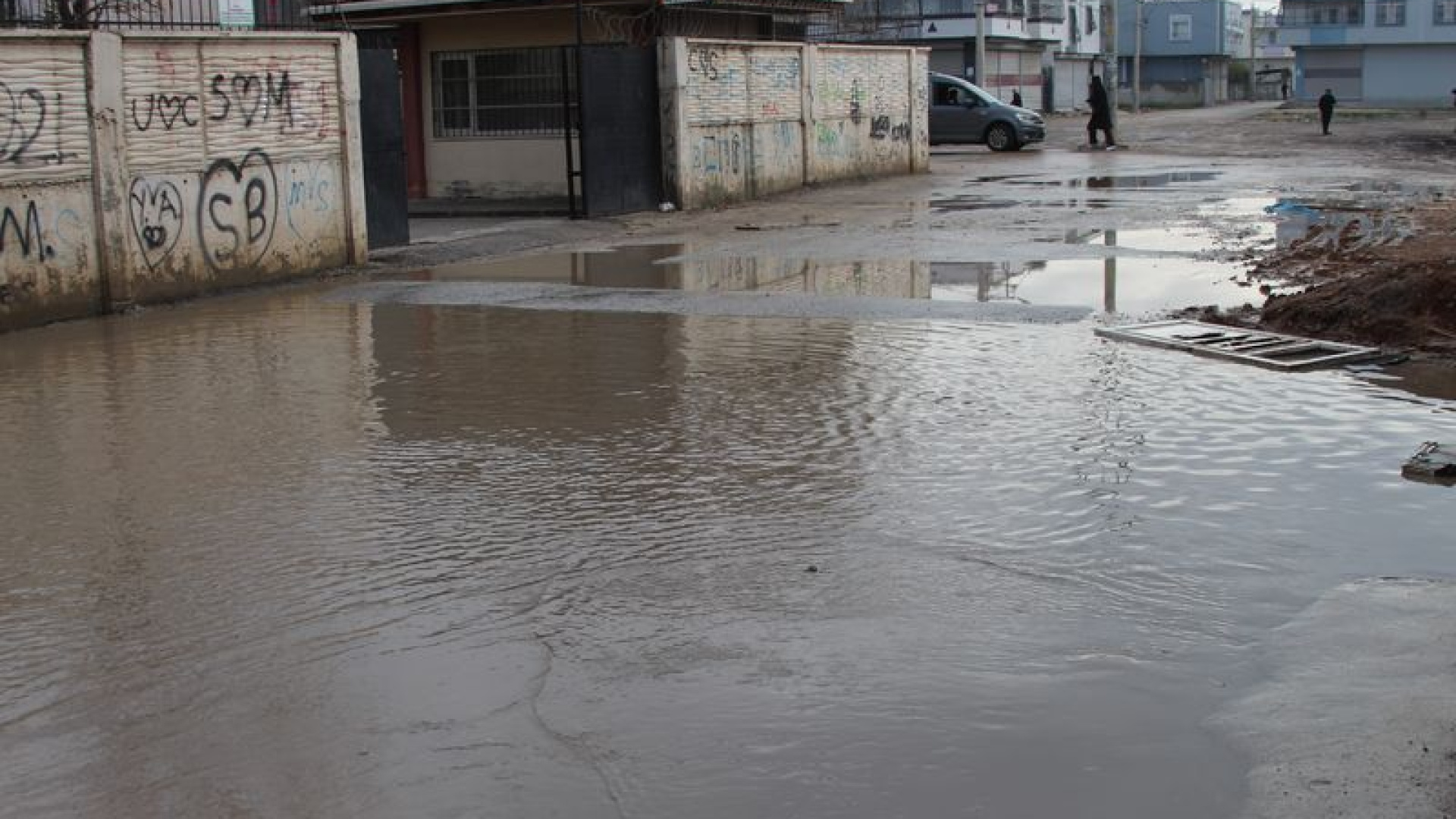 Adana'da Altyapı İsyanı: Esnaf Göle Dönen Sokakta Oltayla Protesto Etti