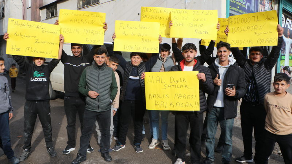 Adana'da bir grup genç, başlık parasına karşı eylem düzenledi