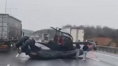 Yola tekne düştü, trafik oluştu!