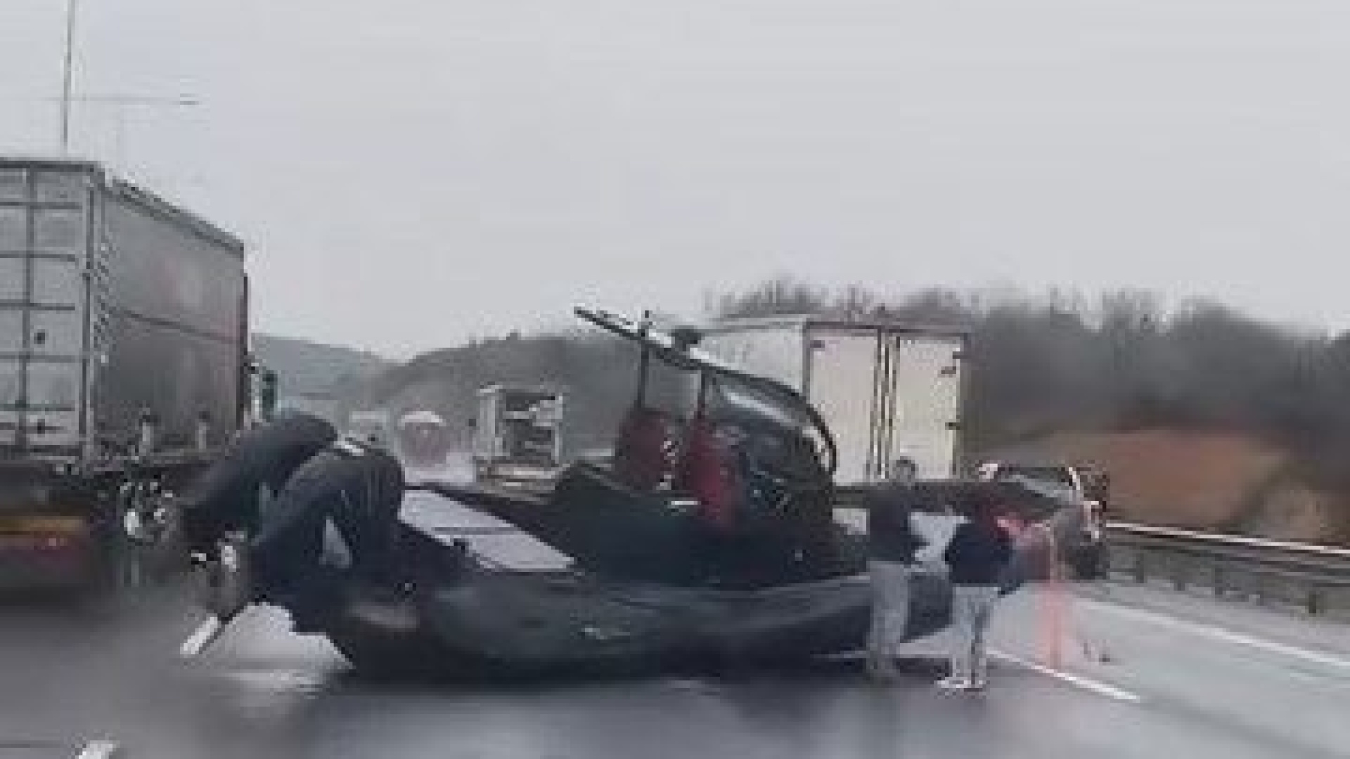 İstanbul Çekmeköy'de Otoyola Tekne Düştü: Trafik Felç Oldu