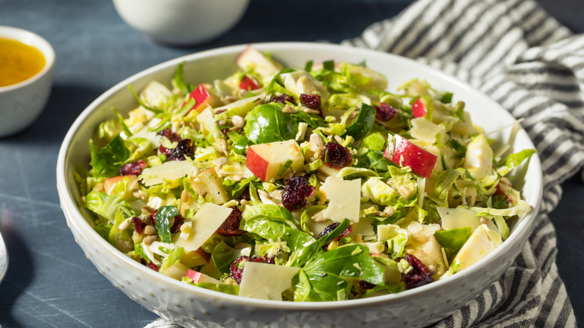 Zeytinyağlı Brüksel Lahanası Salatası Tarifi: Lezzetli ve Pratik Meze