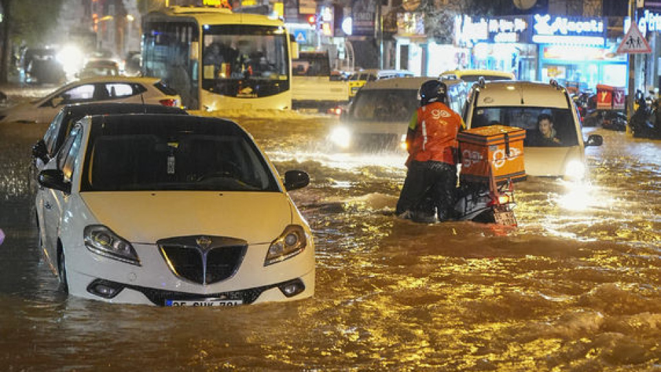 İzmir'i sağanak ve fırtına vurdu