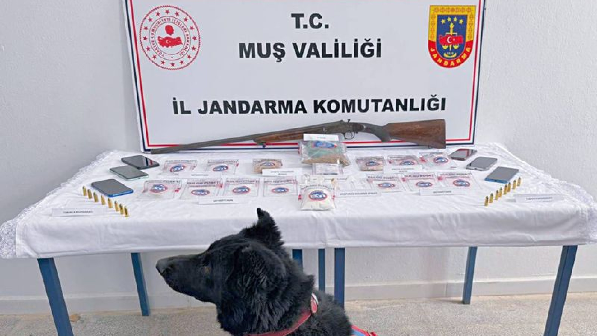 Muş'ta Uyuşturucu Operasyonu: 5 Şüpheli Tutuklandı, Sentetik Madde ve Silah Ele Geçirildi