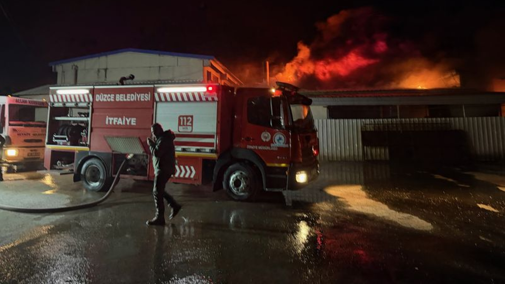 Düzce'de Strafor Fabrikasında Çıkan Yangına Üç İlden Müdahale