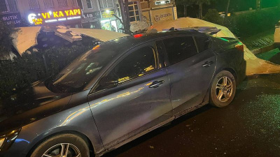 Beylikdüzü'nde şiddetli rüzgar dış cepheyi yerinden söktü