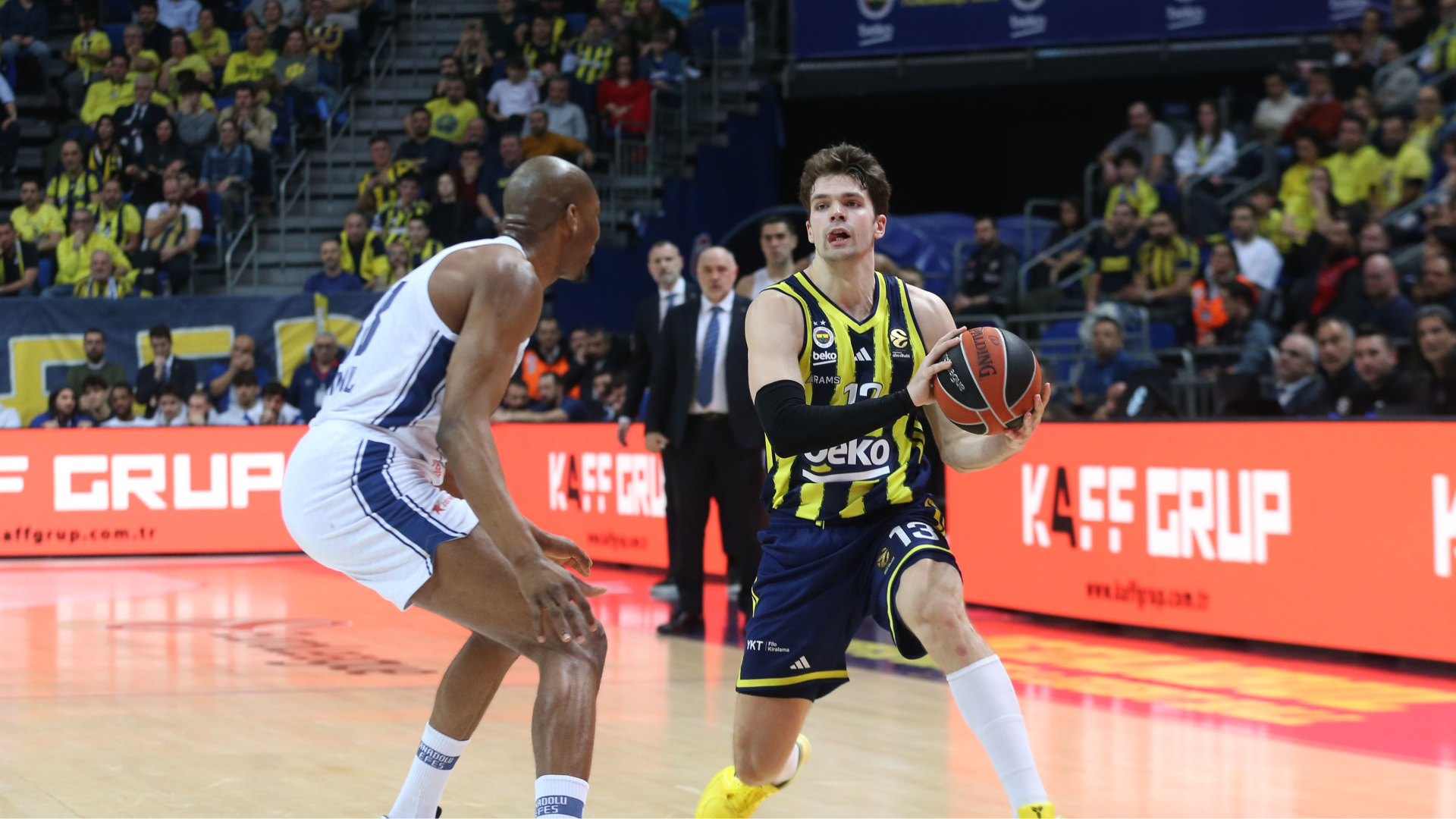Fenerbahçe Beko, Anadolu Efes'i 79-62 Mağlup Etti: EuroLeague'de 17. Galibiyet