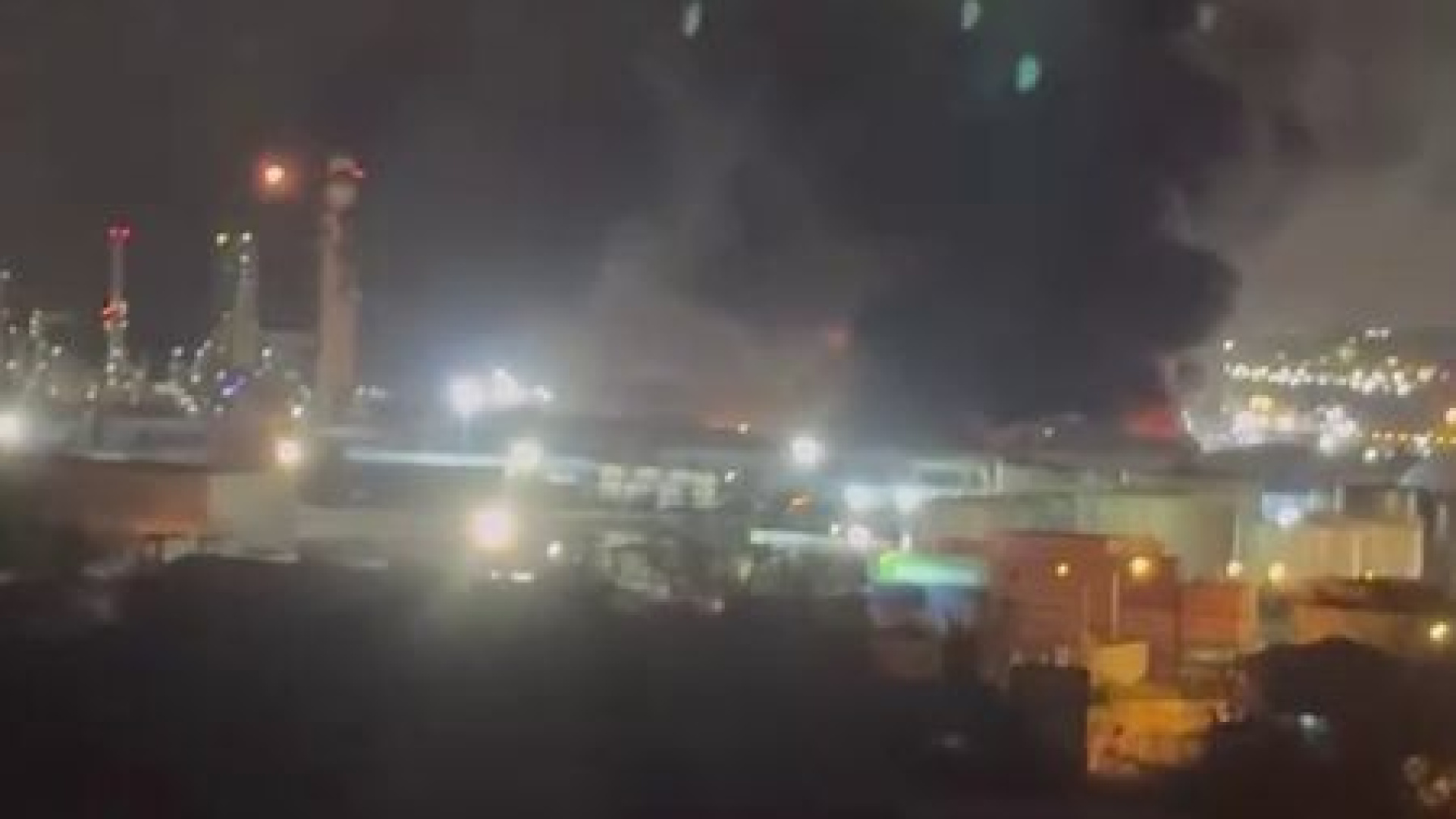 Kocaeli'deki TÜPRAŞ Rafinerisinde Çıkan Yangın Kısa Sürede Kontrol Altına Alındı