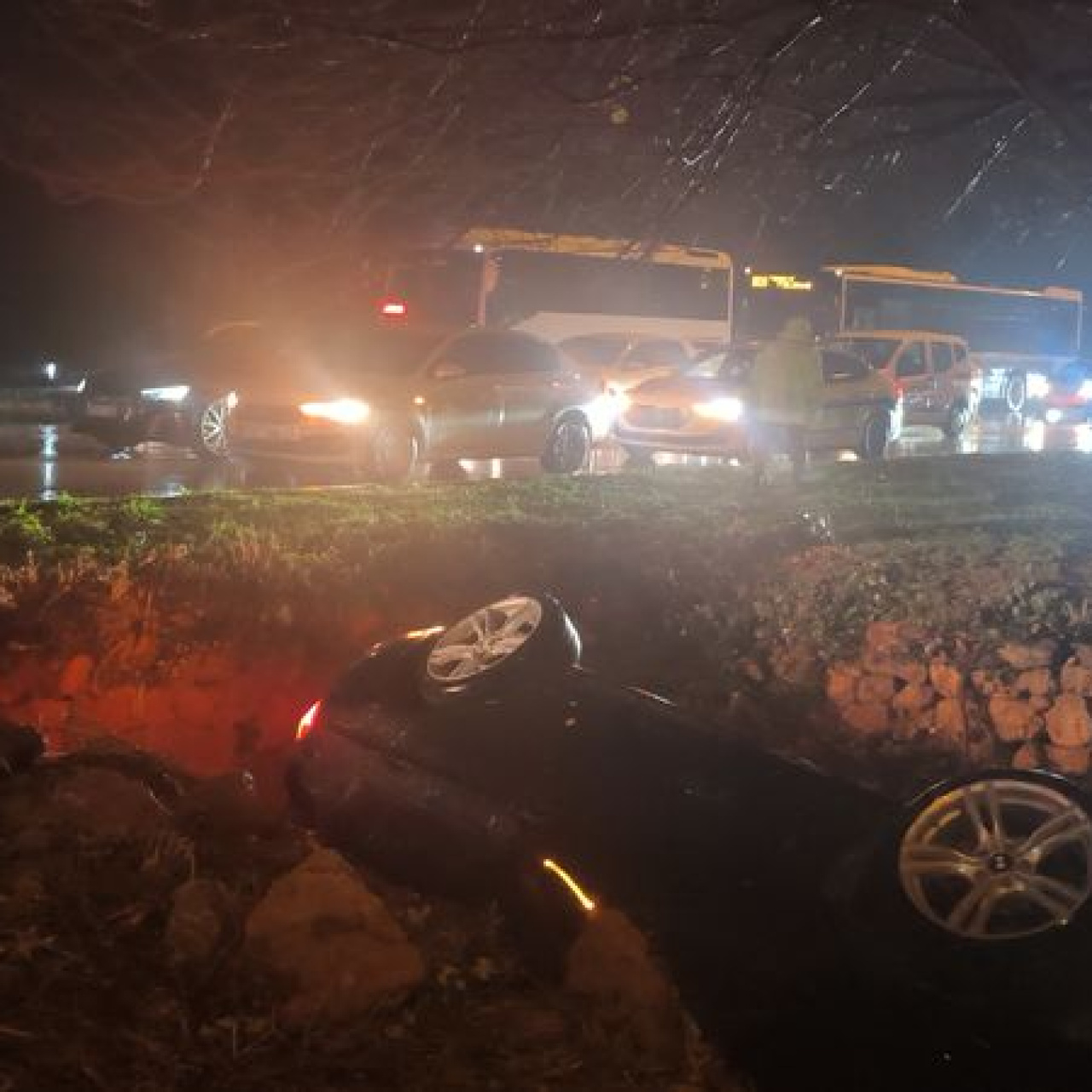 Otomobil refüjdeki çukura düştü: 3 yaralı