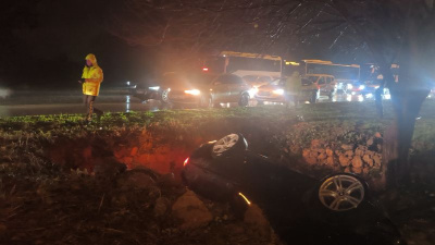 Otomobil refüjdeki çukura düştü: 3 yaralı