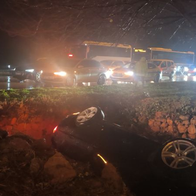 Otomobil refüjdeki çukura düştü: 3 yaralı