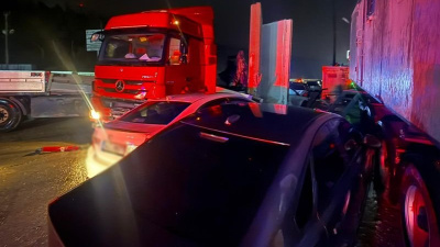 Hatay'da TIR, park halindeki 8 araca çarptı