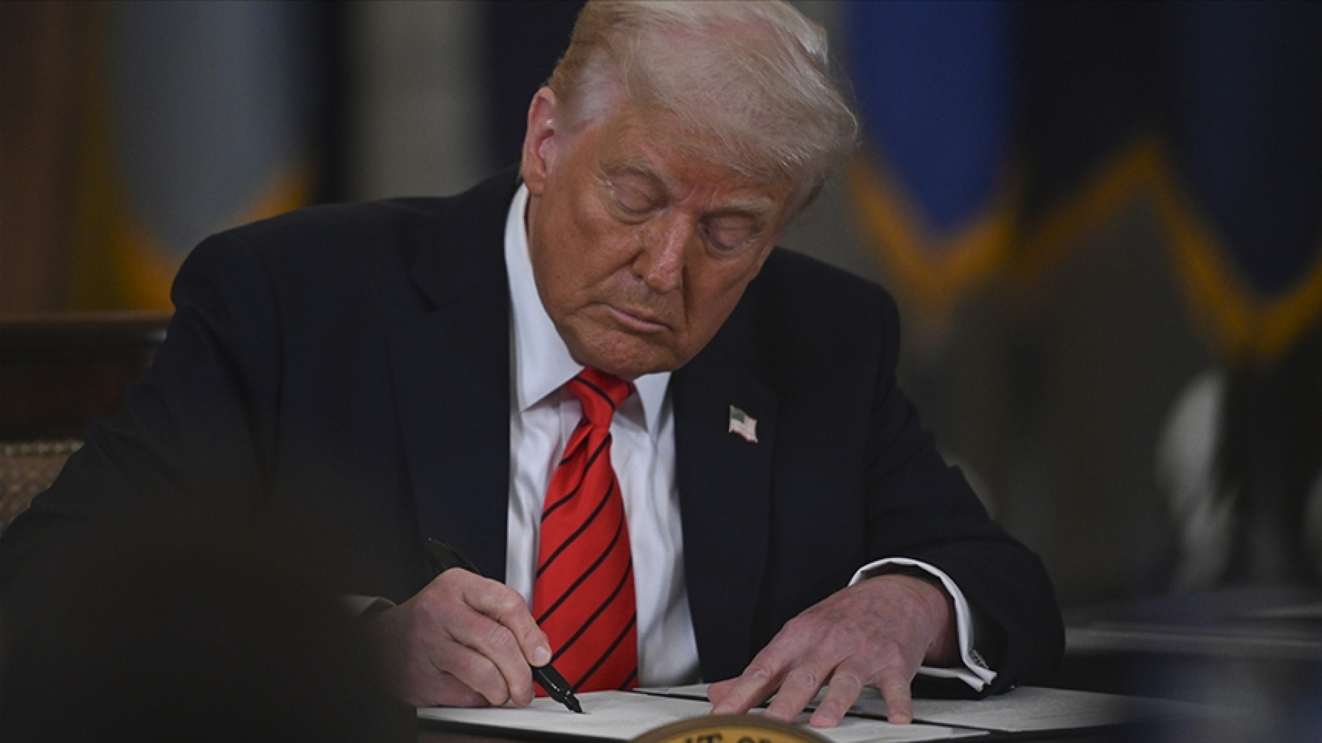 Trump'tan Küba'ya Petrol Tedarik Eden Ülkelere Vergi Kararı