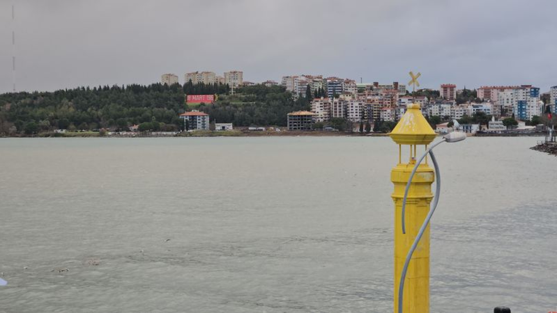 Çanakkale'de Sağanak Sonrası Denizin Rengi Değişti, Trafik Yasağı Kaldırıldı