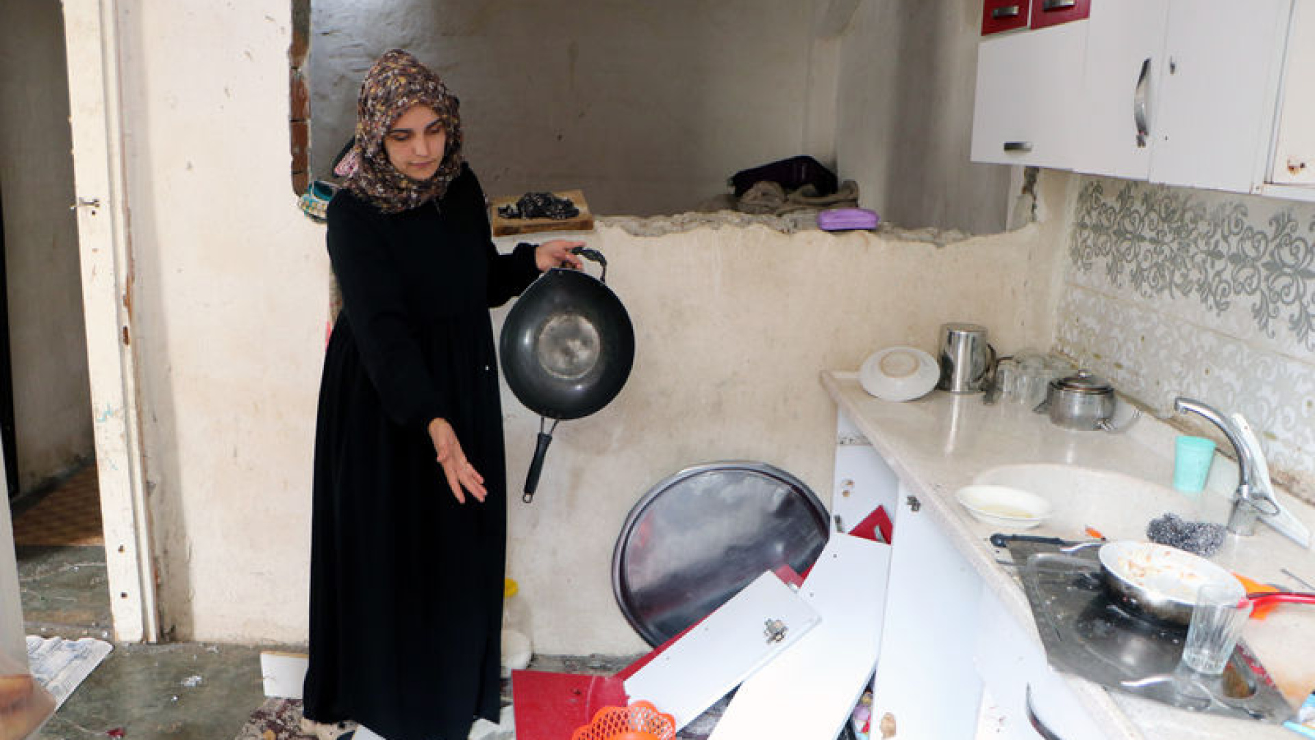 Son dakika: Adana'da 4 çocuk annesinin  feryadı: Kocası eşyaları parçaladı | Son dakika haberleri