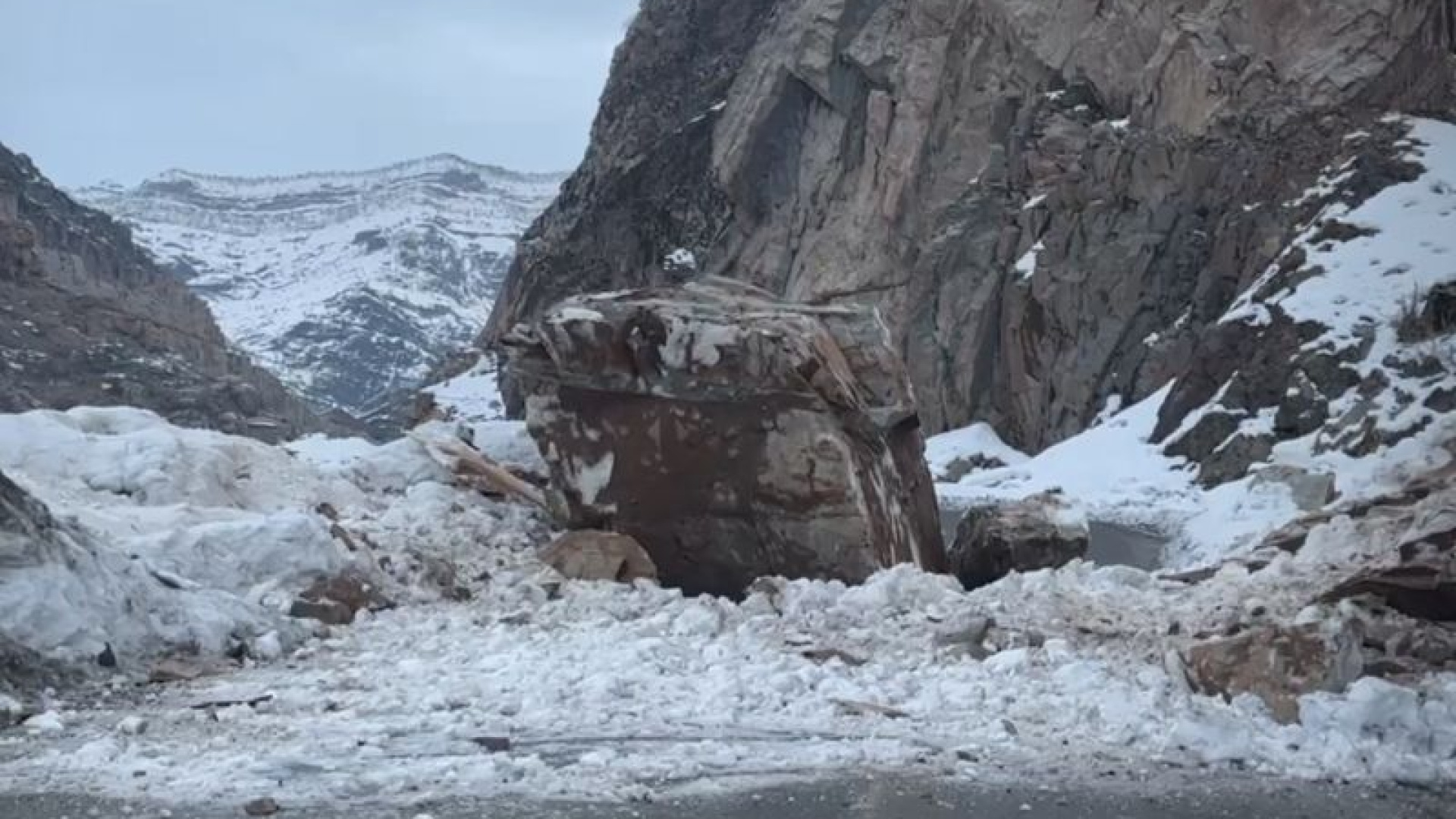 Dev kaya yola düştü! | Son dakika haberleri