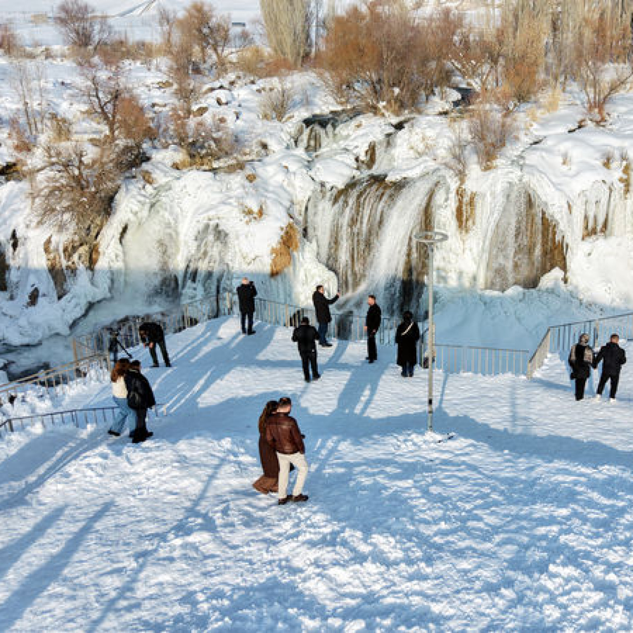 Donan Muradiye Şelalesi’ne ziyaretçi ilgisi