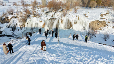 Donan Muradiye Şelalesi'ne ziyaretçi ilgisi