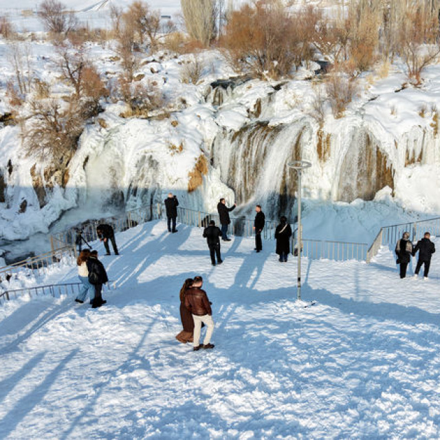 Donan Muradiye Şelalesi’ne ziyaretçi ilgisi