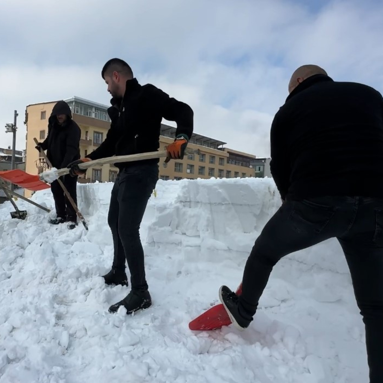 20 kişilik ekibin zorlu kar mücadelesi