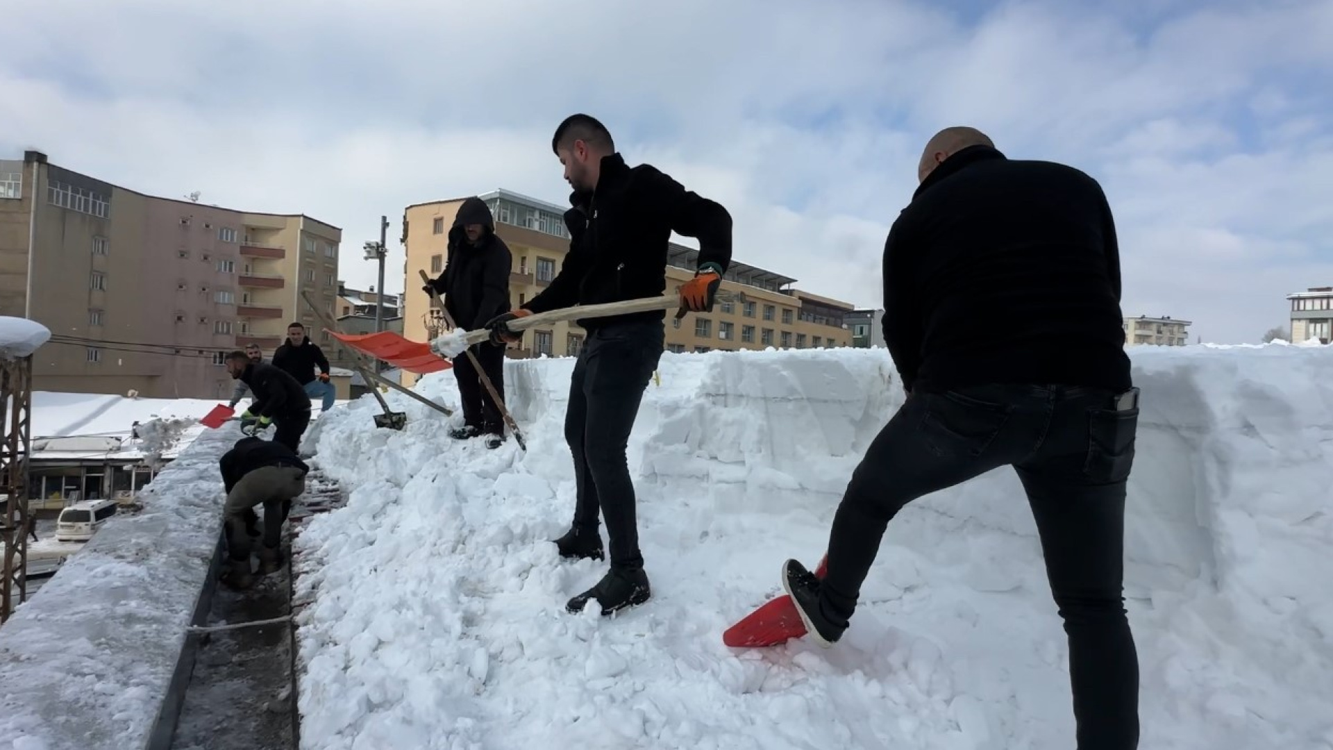 Son dakika: Yüksekova'da 20 kişilik ekibin zorlu kar temizleme mücadelesi | Son dakika haberleri