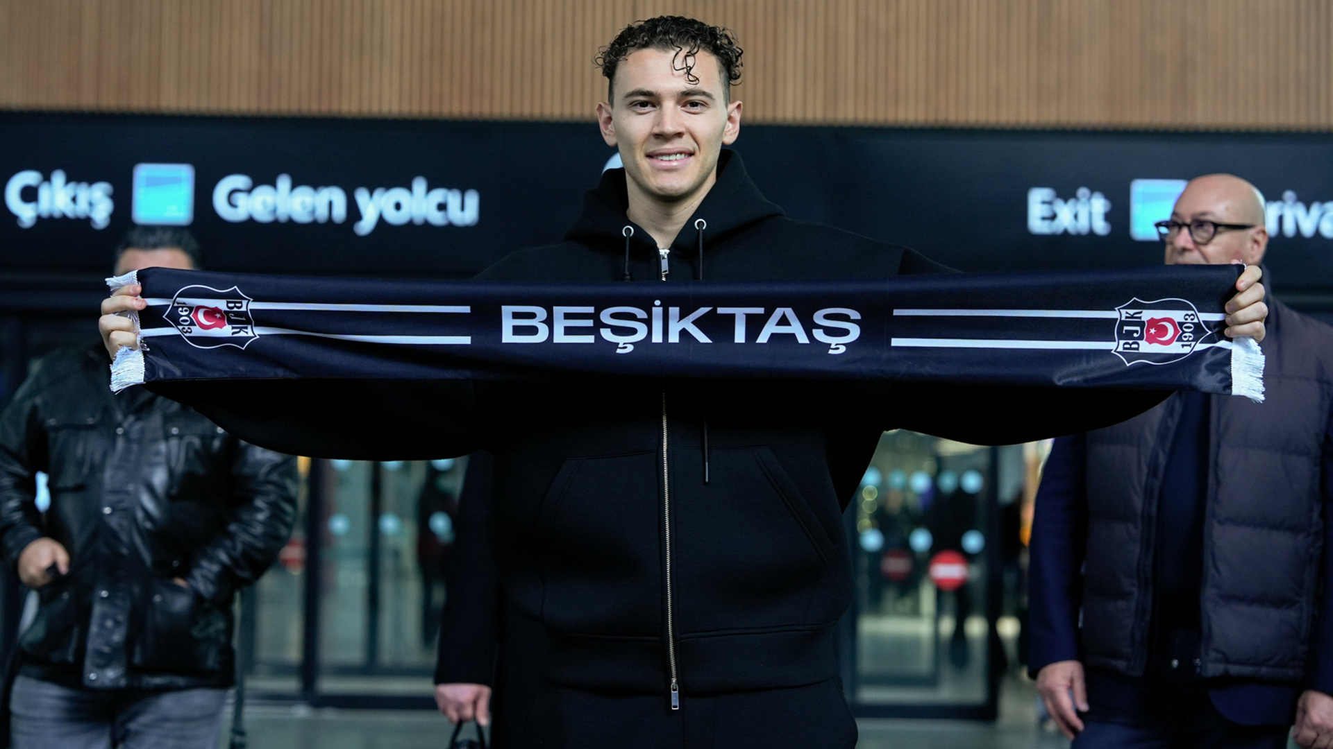 Kristjan Asllani İstanbul'da! Beşiktaş'ın Yeni Transferi Sağlık Kontrolüne Hazırlanıyor