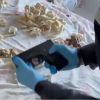 Yastıkların içerisinden "Kullan-at" silahları çıktı!