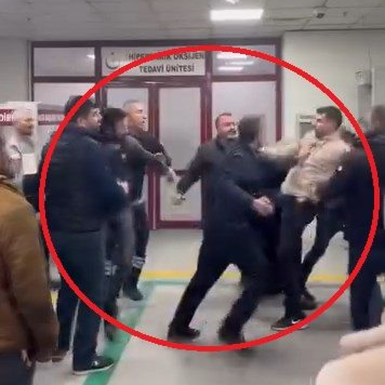 Acil servisi birbirine katan kavga!