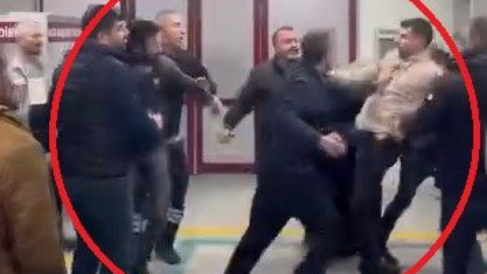 Acil servisi birbirine katan kavga!